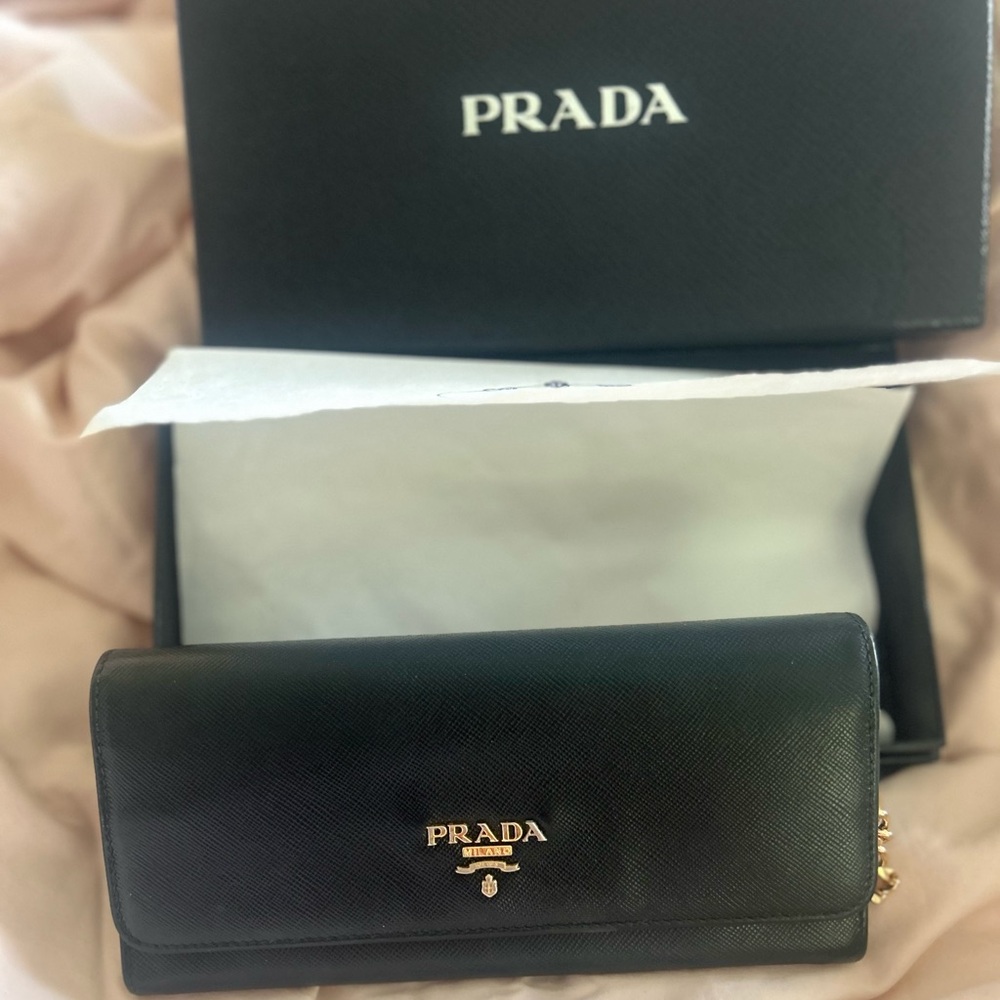 100% authentic good condition PRADA Large Saffiano Leather Wallet!
